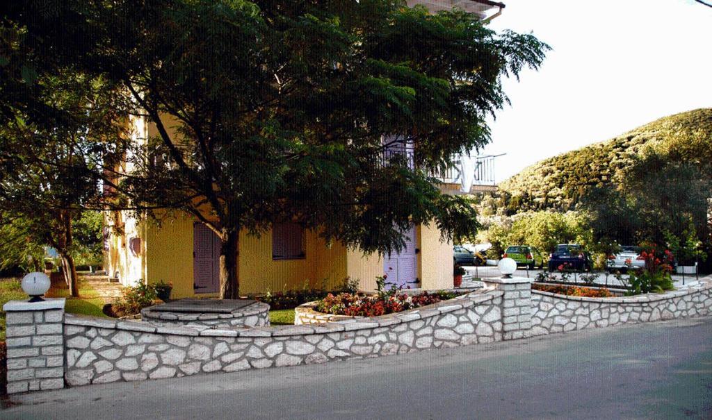 The Garden'S Studios Vlikhón Екстериор снимка