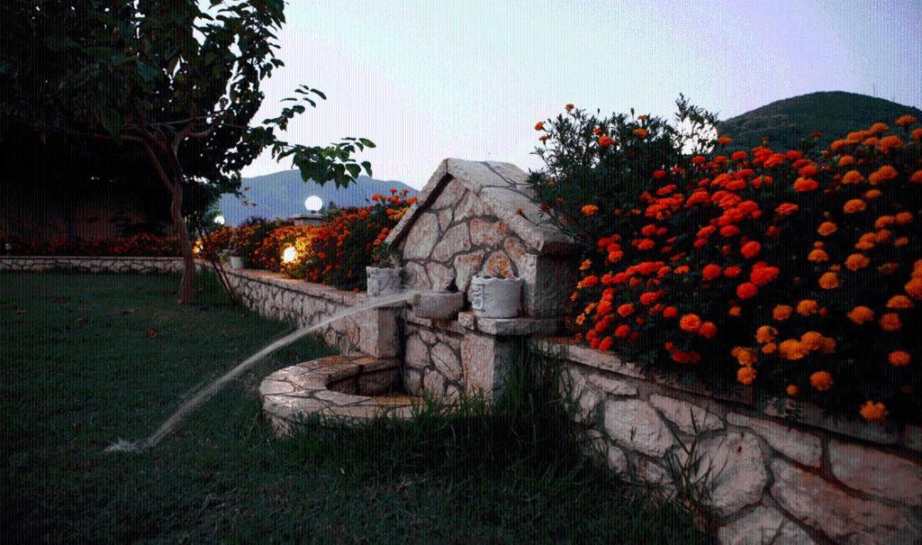 The Garden'S Studios Vlikhón Екстериор снимка