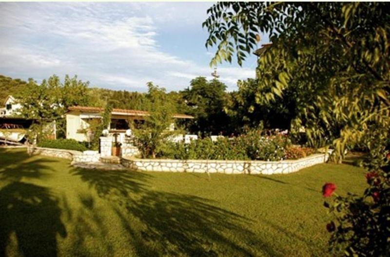 The Garden'S Studios Vlikhón Екстериор снимка