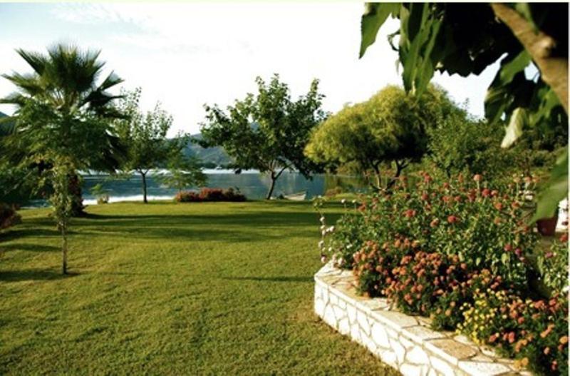 The Garden'S Studios Vlikhón Екстериор снимка